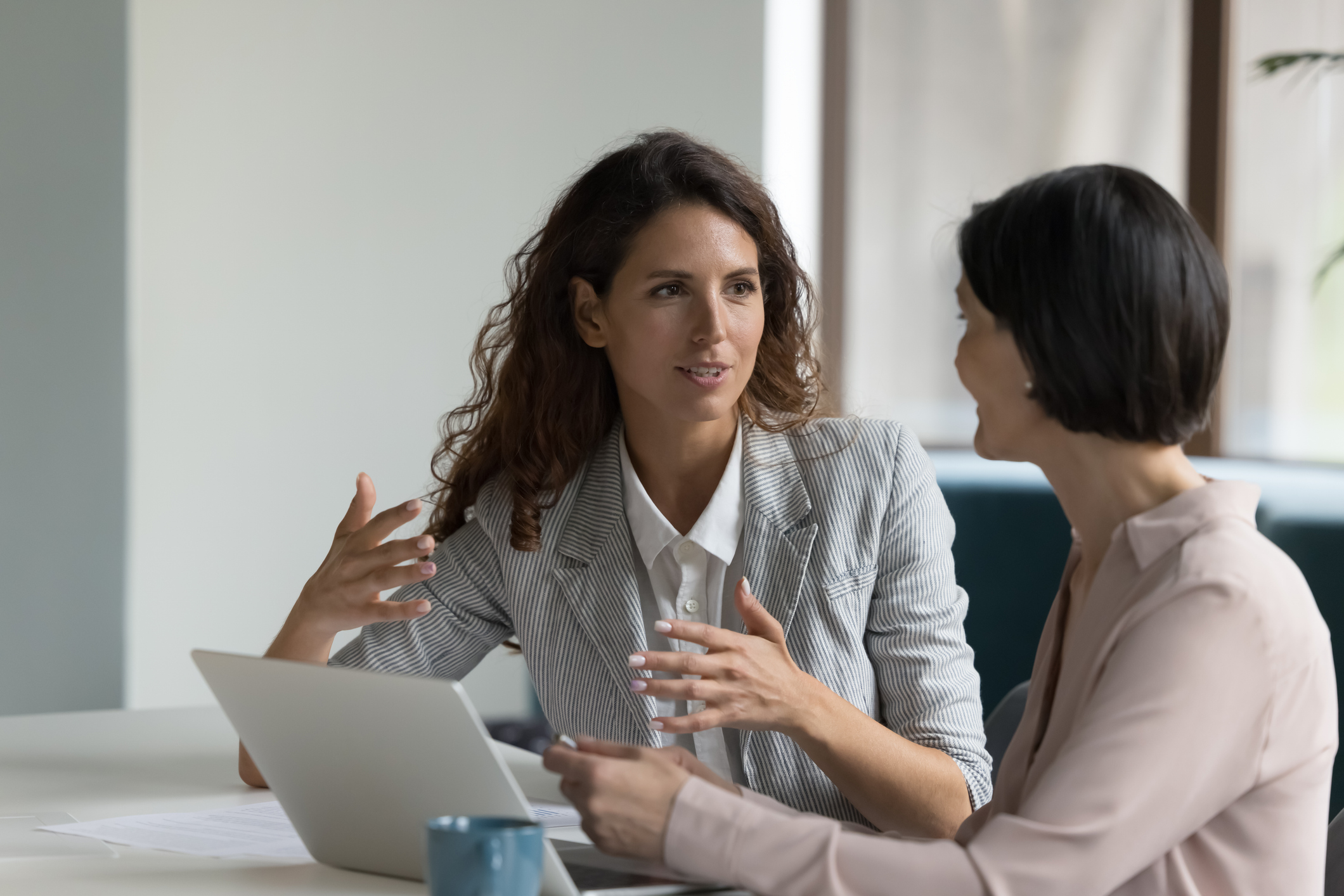 Professionnelles échangeant dans un environnement de travail TI